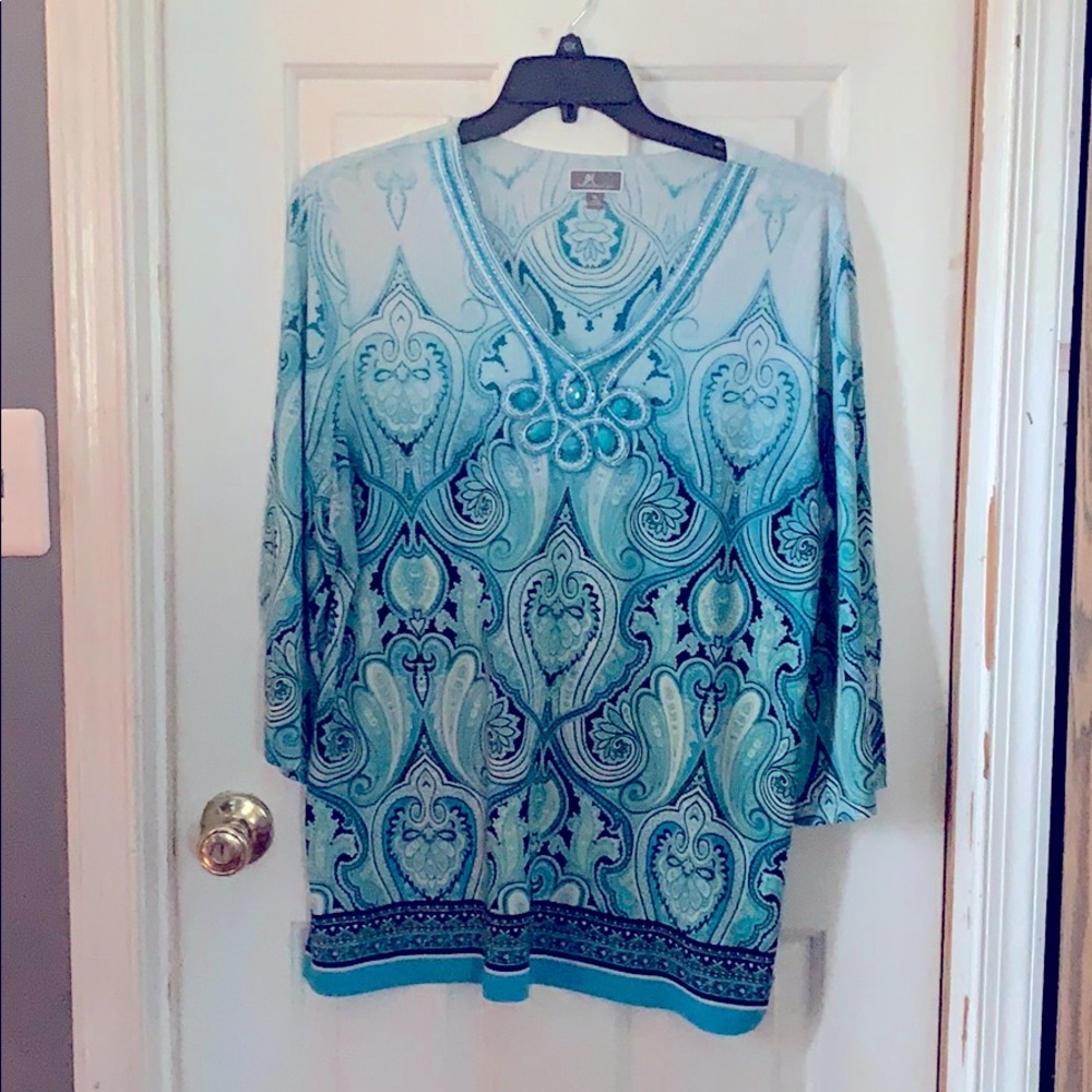 Beautiful JM Collection ladies top.